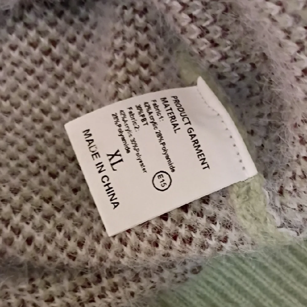 Daisy Pattern V-Neck Sweater - Light Green and White - Picture 2 of 6